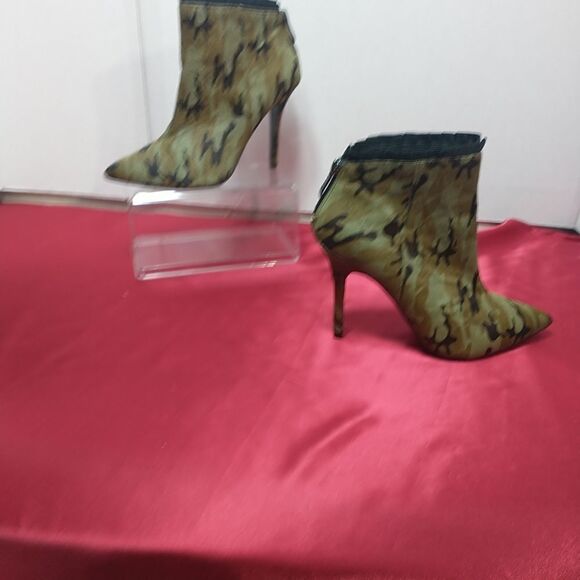 Betsey Johnson Flounce Women's SZ 10 Camo Calf Hair Upper Stiletto Booties - Picture 2 of 10